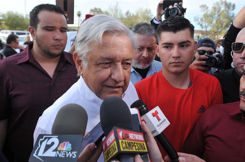 El político mexicano Andrés Manuel López Obrador habla con la prensa