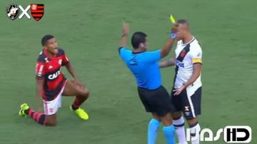 El árbitro fingió una agresión y expusló a Luis Fabiano