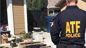 Agentes del ATF revisan lo confiscado desde el hogar de Coyl en Redlands.