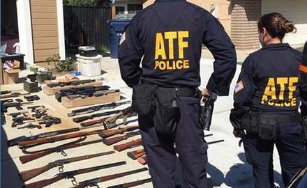 Agentes del ATF revisan lo confiscado desde el hogar de Coyl en Redlands.