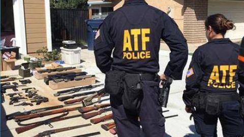 Agentes del ATF revisan lo confiscado desde el hogar de Coyl en Redlands.