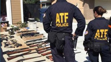 Agentes del ATF revisan lo confiscado desde el hogar de Coyl en Redlands.