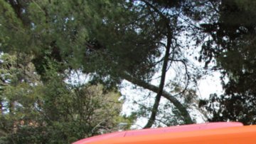 Polémico autobús circula en España.