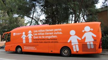 Polémico autobús circula en España.