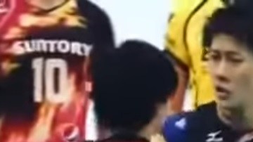 Jugadores de voleibol terminan pleito con un beso en la boca