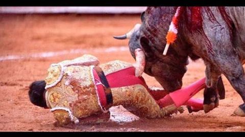 Momento en el que Antonio Romero fue embestido por el toro.
