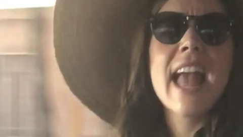 Camila Sodi interpretando "Te quedó grande la yegua".