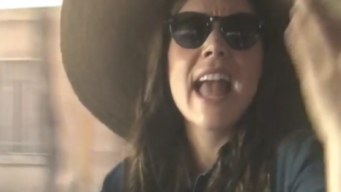 Camila Sodi interpretando "Te quedó grande la yegua".