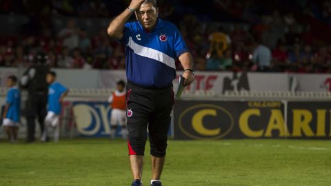 Carlos Reinoso tuvo que dejar el banquillo de Veracruz por una diverticulosis.