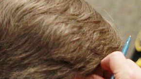 Casey Anthony (c) con sus abogados Cheney Mason (L) y Dorothy Clay Sims (R) en el Tribunal de Condado de Orange el 7 de julio de 2011 en Orlando, Florida .