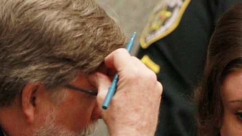 Casey Anthony (c) con sus abogados Cheney Mason (L) y Dorothy Clay Sims (R) en el Tribunal de Condado de Orange el 7 de julio de 2011 en Orlando, Florida .