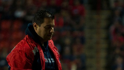 Hirving "El Chucky" Lozano abandonó en camilla el estadio, tras sufrir una fuerte lesión.