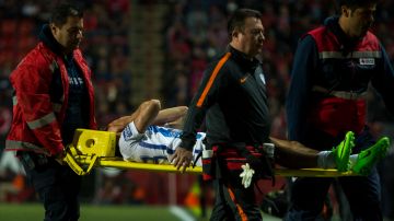 Hirving "El Chucky" Lozano abandonó en camilla el estadio, tras sufrir una fuerte lesión.