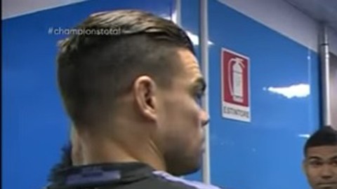 Cristiano recrimina a sus compñaeros en el túnel del estadio