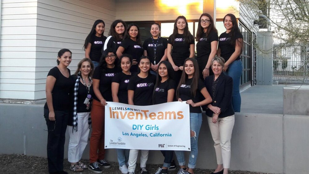 El equipo de DIY Girls está compuesto enteramente por jovencitas del valle de San Fernando.