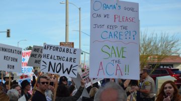 Líderes comunitarios  y residentes acudieron a la asamblea en Palmdale para pedir protección para Obamacare. / fotos: