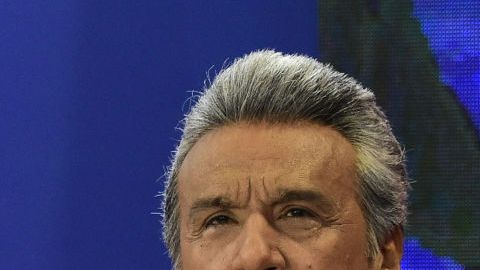 El candidato presidencial de Alianza País Lenin Moreno (i) y al candidato presidencial del partido Oportunidades Creadoras, Guillermo Lasso.