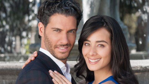 Erick Elias y Esmeralda Pimentel protagonizan "El Color de la Pasión"