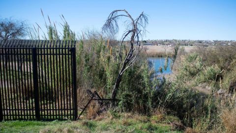 La cerca fronteriza en la frontera de EEUU y México termina bruscamente cerca del límite de la ciudad de Del Río, Texas.