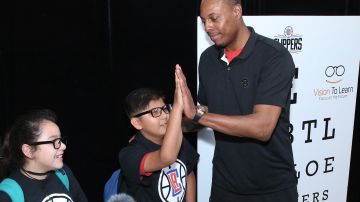 Paul Pierce, jugador de los Clippers y leyenda de la NBA, condujo la entrega de lentes a estudiantes de Long Beach como parte de un esfuerzo de la Fundación LA Clippers y la organización 'Vision to Learn'.