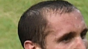 Giorgio Chiellini y Luis Suárez