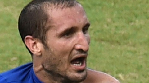 Giorgio Chiellini y Luis Suárez