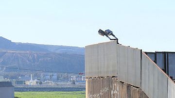 Insiste en el muro fronterizo