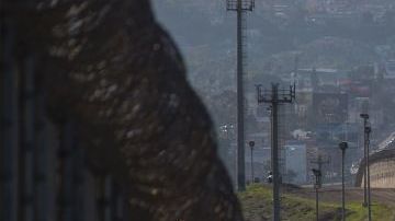 El muro que divide México de Estados Unidos se observa en una sección de San Ysidro, California (Getty Images)