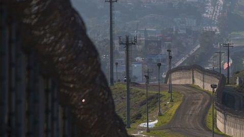 El muro que divide México de Estados Unidos se observa en una sección de San Ysidro, California (Getty Images)