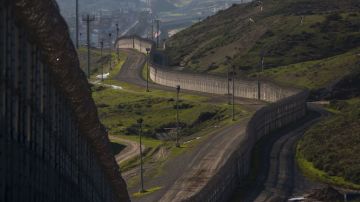 El muro que divide México de Estados Unidos se observa en una sección de San Ysidro, California (Getty Images)