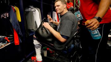 Momento en el que Tom Brady busca su jersey perdido en el vestidor de los Patriots luego del Super Bowl 51.