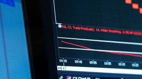 Snap, la empresa propietaria de Snapchat, cerró su el día de su estreno en Bolsa con un aumento del 44% en el valor de las acciones.