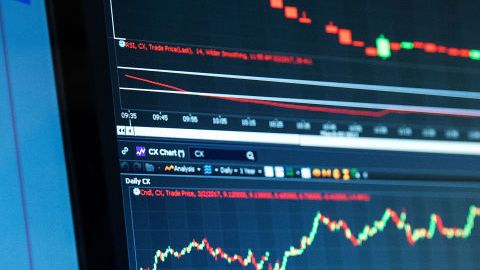 Snap, la empresa propietaria de Snapchat, cerró su el día de su estreno en Bolsa con un aumento del 44% en el valor de las acciones.