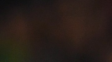 Arda Turan del Barcelona se barre sobre Ángel Di María.