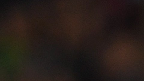Arda Turan del Barcelona se barre sobre Ángel Di María.