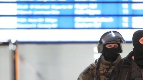Comandos especiales llegan al área del ataque en Dusseldorf, Alemania.