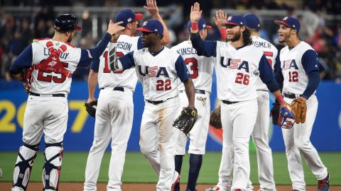 La novena de Estados Unidos celebra tras derrotar a Venezuela.