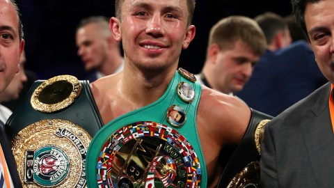 Golovkin posa con sus cinturones tras derrotar a Jacobs.