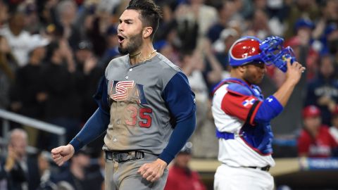 Eric Hosmer festeja tras anotar en el octavo inning.