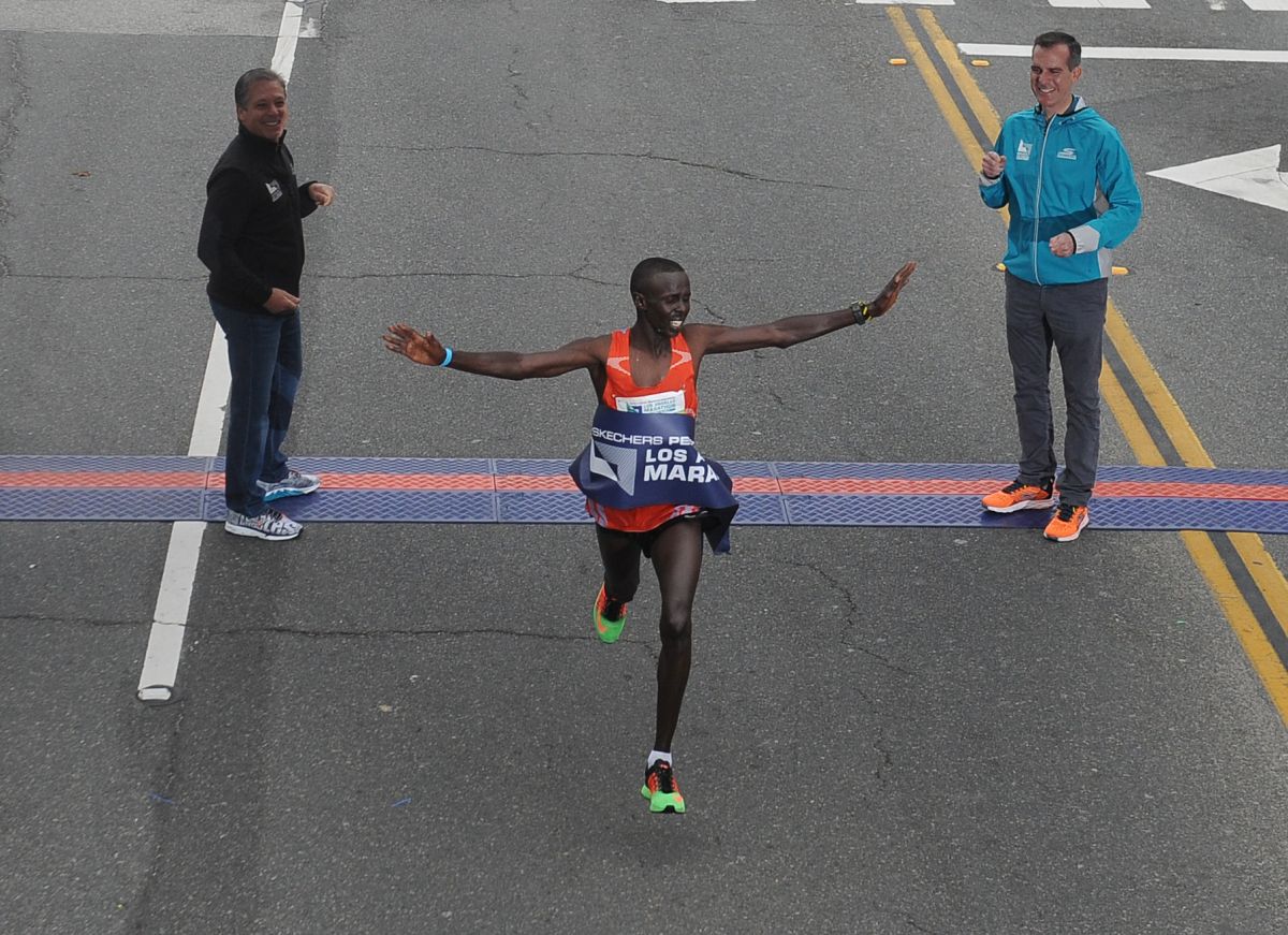 Elisha Barno, de Kenia, cruza la meta en Santa Mónica antes que nadie para llevarse el Maratón de Los Ángeles 2017, a pesar de sentirse enfermo durante la carrera.