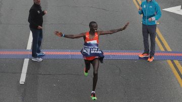 Elisha Barno, de Kenia, cruza la meta en Santa Mónica antes que nadie para llevarse el Maratón de Los Ángeles 2017, a pesar de sentirse enfermo durante la carrera.