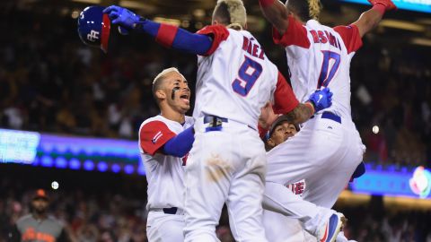 Jugadores boricuas festejan tras derrotar a Holanda en semifinales.