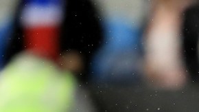 Clint Dempsey disputa el balón con Henry Figueroa.