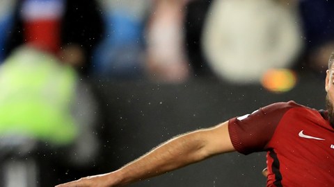 Clint Dempsey disputa el balón con Henry Figueroa.