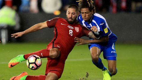 Clint Dempsey disputa el balón con Henry Figueroa.