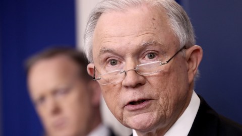 Jeff Sessions lanzó otro ultimátum a las ciudades santurario, pero estas insisten en que pelearán en corte. (Foto : Archivo)