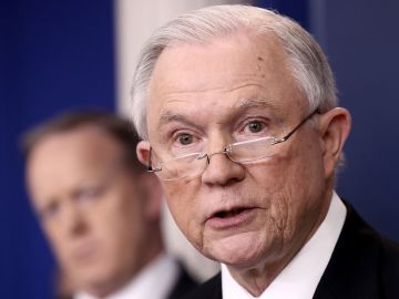 Jeff Sessions lanzó otro ultimátum a las ciudades santurario, pero estas insisten en que pelearán en corte. (Foto : Archivo)