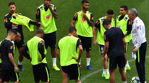 La selección de Brasil se prepara para recibir a Paraguay en la eliminatoria mundialista.