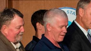 Donald Trump (c) firma la Orden Ejecutiva de Independencia Energética en la Agencia de Protección Ambiental (EPA).