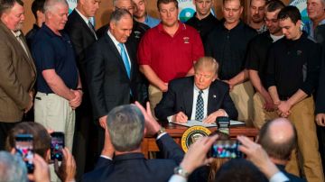 Donald Trump (c) firma la Orden Ejecutiva de Independencia Energética en la Agencia de Protección Ambiental (EPA).